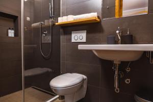 皮兰Guest House PachaMama的浴室配有卫生间、盥洗盆和淋浴。