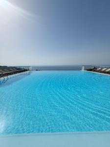 卡普戴尔Cap Monaco的蓝色海水大型游泳池