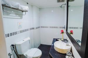 查亚普拉Parkside Star Hotel Jayapura的浴室配有白色卫生间和盥洗盆。