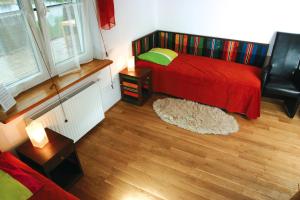 ChlebówBumerang Jolanta Foks的一间卧室配有一张红色棉被的床