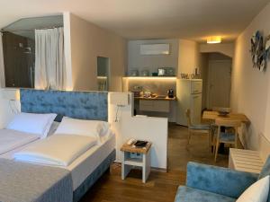 利莫内-苏尔加达阿贝尔哥意大利酒店的一间带两张床的小卧室和一间厨房