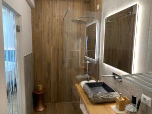 利莫内-苏尔加达阿贝尔哥意大利酒店的带淋浴、水槽和镜子的浴室