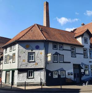 Wanfried"Bedroo" Ferienwohnung am historischen Hafen的一面有画的建筑物