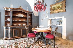 马丁纳弗兰卡La chiocciola grigia的一间带桌椅和吊灯的用餐室