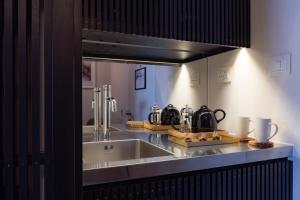 伦敦西-海德公园拉套房的厨房配有水槽和台面