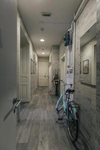 萨格勒布帕尔默斯旅舍的走廊上设有自行车停放在墙上