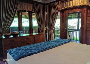 Rumah Mertua Pulau Merah客房内的一张或多张床位