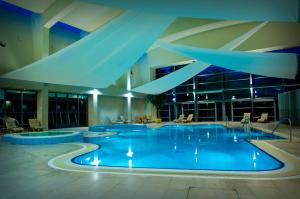 斯特拉凡K俱乐部酒店的大型建筑中的大型游泳池