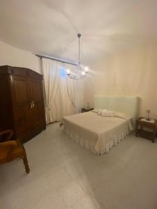 雷阿尔蒙特Villa Venere Apartment的一间卧室配有一张床和一个吊灯