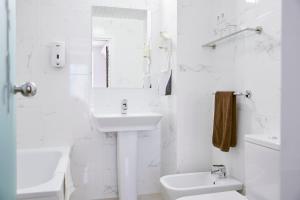 维多利亚-加斯特伊兹娜图酒店的白色的浴室设有水槽和卫生间。