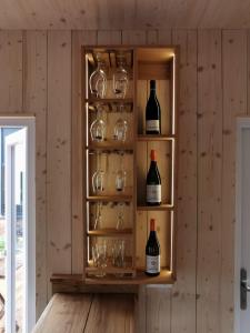 Neusiedl an der ZayaTiny House的一个装满玻璃杯和葡萄酒瓶的橱柜