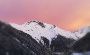 马尔尼茨豪斯安妮卡酒店的山上白雪,粉红色