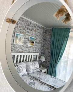 辛尼莫雷特La Veranda Sinemorets的一间卧室配有一张床和镜子