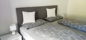申贝格Ferienwohnung zur Kirschblüte的一间卧室配有两张带枕头的床。