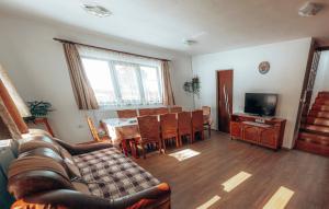 阿列谢尼Casa Ianis的客厅配有沙发和桌椅