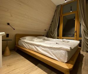 VodnikiBuhta Vikingiv的一间卧室配有带毛巾的床