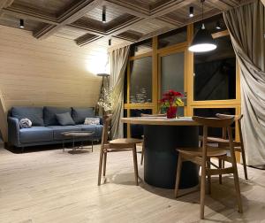 VodnikiBuhta Vikingiv的客厅配有沙发和桌椅