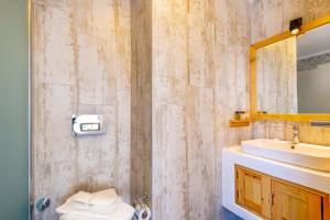 卡斯帕亚姆酒店的一间带水槽、卫生间和镜子的浴室