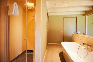 登堡Bed & Coffee Skilleplaatsje的一间带水槽和玻璃淋浴的浴室