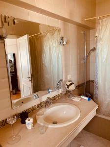 埃兹贝特Beautiful appartment in dream land的一间带水槽和镜子的浴室