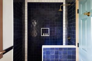 楠塔基特Blue Iris by Life House的蓝色瓷砖浴室设有蓝色瓷砖淋浴