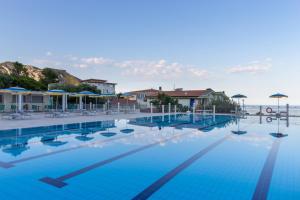 卡拉古诺内Hotel Brancamaria的一个带椅子和遮阳伞的大型游泳池