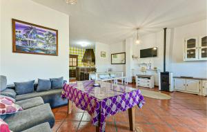 蒙地卡罗Beautiful Home In Montecorto With Kitchen的客厅配有桌子和沙发