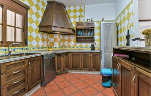 蒙地卡罗Beautiful Home In Montecorto With Kitchen的厨房配有木制橱柜和不锈钢冰箱。
