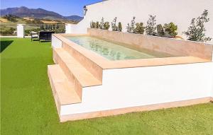 蒙地卡罗Beautiful Home In Montecorto With Kitchen的后院的游泳池,有绿草