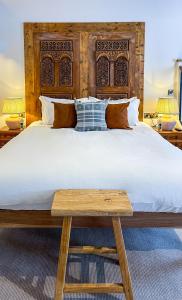 卡迪夫Parador 44的一间卧室配有一张大床和木制床头板