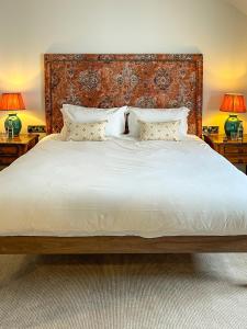 卡迪夫Parador 44的一间卧室配有一张带两盏灯的大型白色床。