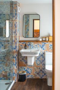 卡迪夫Parador 44的一间带水槽、镜子和卫生间的浴室