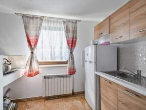 KrośnicaNa wzgórzu的厨房配有白色冰箱和窗户。