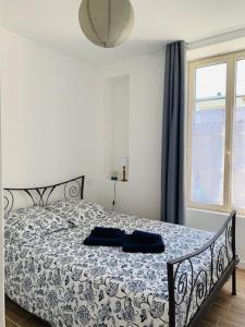 拉弗雷切Centre ville (1) : superbe appartement climatisé的卧室内的一张带两个蓝色枕头的床