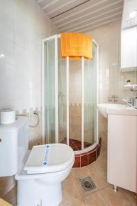 奥赫里德瑞士别墅的浴室配有卫生间、淋浴和盥洗盆。