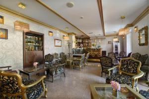 豪伊杜索博斯洛奥瑞姆酒店的一间设有桌椅的等候室和一间酒吧