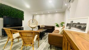 Centrally located duplex: Madrid Río-Palacio Real LINNEO的电视和/或娱乐中心