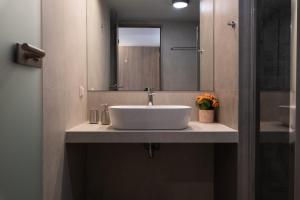 干尼亚Dimitra Central Apts的浴室设有白色水槽和镜子