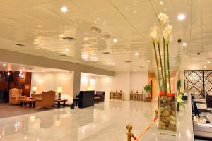 科威特科威特观光假日酒店的大堂设有花瓶等候区