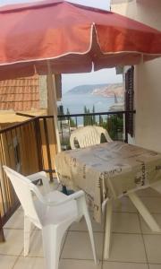 苏托莫雷Guest house Ruzica的海景阳台上的桌椅