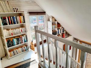 诺让莱罗特鲁Charmante maisonnette en duplex au pied du Château的楼梯上装满了书架的书架