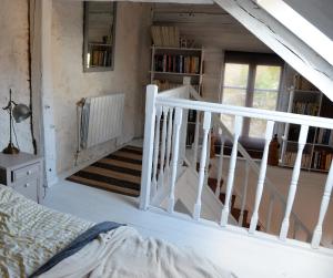 诺让莱罗特鲁Charmante maisonnette en duplex au pied du Château的带楼梯的房间,配有一张床和一个楼梯间