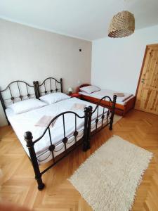 多尔尼斯莫克维克Apartmán Pod Lesom的一间带两张床的卧室和地毯