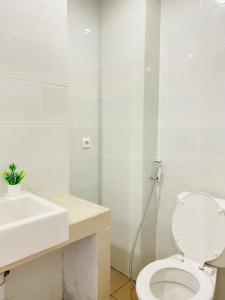 SunggalHozby Skyview Setiabudi的白色的浴室设有卫生间和水槽。