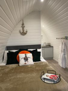 BurnfootPaddock Pod - Sleeps 4 & Roofed Over Private Hot Tub的阁楼上的卧室配有一张大床