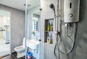 哥打京那巴鲁Lavender Homes @ Jesselton Quay Kota Kinabalu的带淋浴、卫生间和盥洗盆的浴室