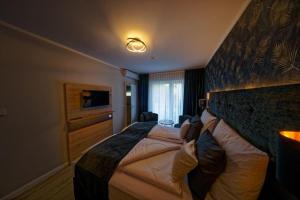 索尔陶Hotel Dea的一间卧室,卧室内配有一张大床