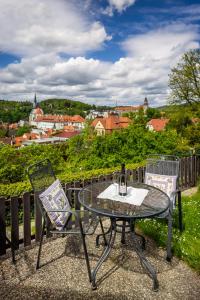 捷克克鲁姆洛夫Villa Gardena的一张桌子和椅子,享有城市美景