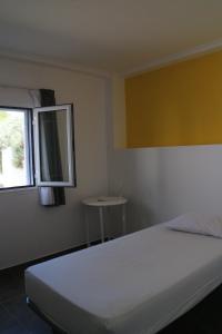 GinetesCasa das Camarinhas RAAL 542- casa partilhada的卧室配有白色的床和窗户。