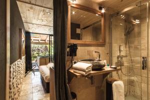 JoueyLe Domaine des Prés Verts Suites & Chambres avec Jacuzzi Privatif的一间带水槽和淋浴的浴室